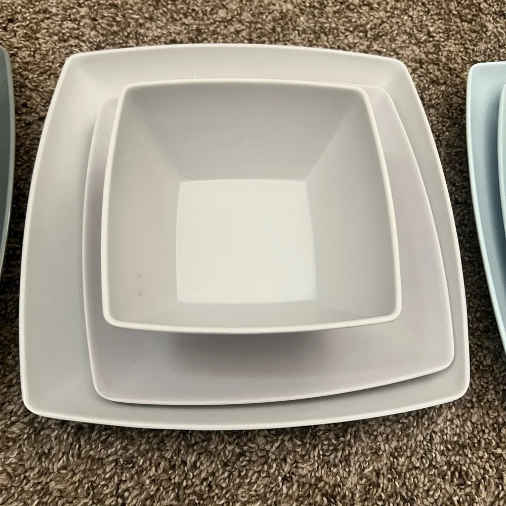 NWOT 12 piece dinnerware set